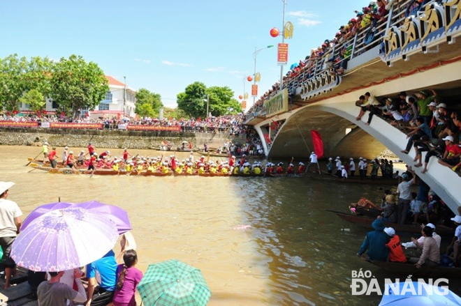 Lễ hội đua thuyền đi vào tiềm thức của người dân Lệ Thủy, trở thành món ăn tinh thần không thể thiếu và là niềm tự hào của người Lệ Thủy xa quê. Ảnh: T.T