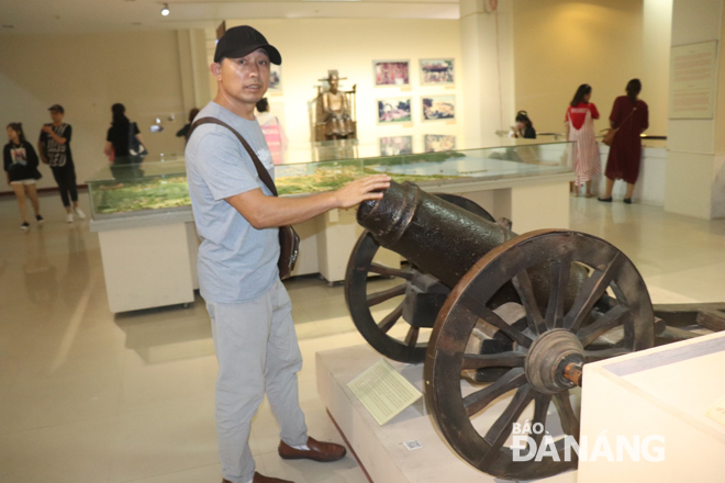 Khách tham quan, tìm hiểu về những khẩu súng thần công tại không gian trưng bày “Lịch sử đấu tranh cách mạng của quân và dân Đà Nẵng”.  Ảnh: N.H