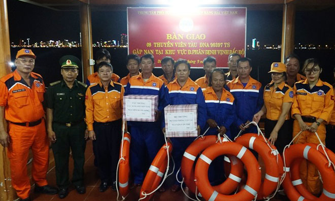 Vượt sóng lớn, cứu 8 thuyền viên bị nạn