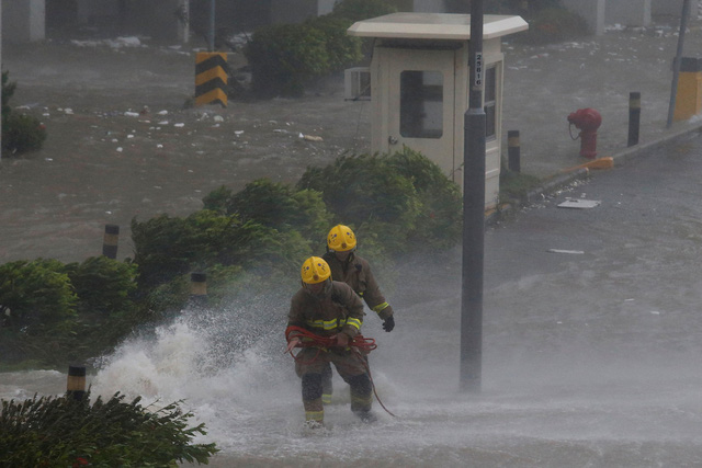 Rời Philippines, siêu bão Mangkhut càn quét Hong Kong
