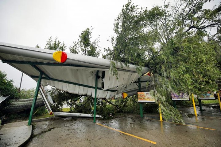 Cận cảnh sức tàn phá khủng khiếp của bão Florence đổ bộ vào Mỹ