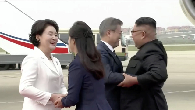 Lãnh đạo Hàn - Triều ngồi chung xe mui trần tới nơi họp thượng đỉnh