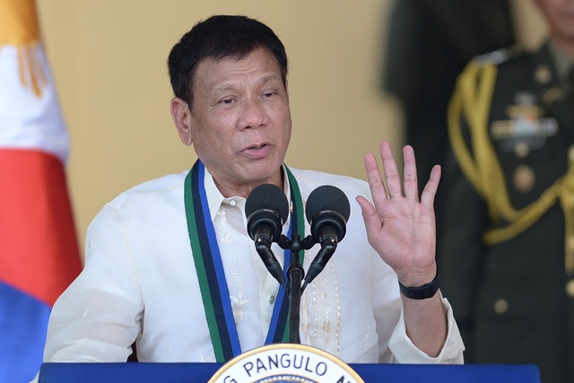 Tổng thống Philippines lần đầu thừa nhận sai lầm trong cuộc chiến ma túy đẫm máu