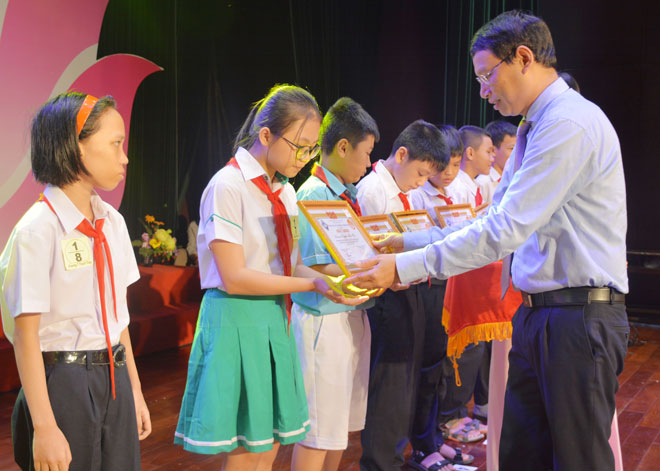  Hồ Kỳ Minh trao Giấy khen cho các em đạt Giải thưởng Học sinh  xuất sắc toàn diện tiêu biểu năm học 2017-2018.