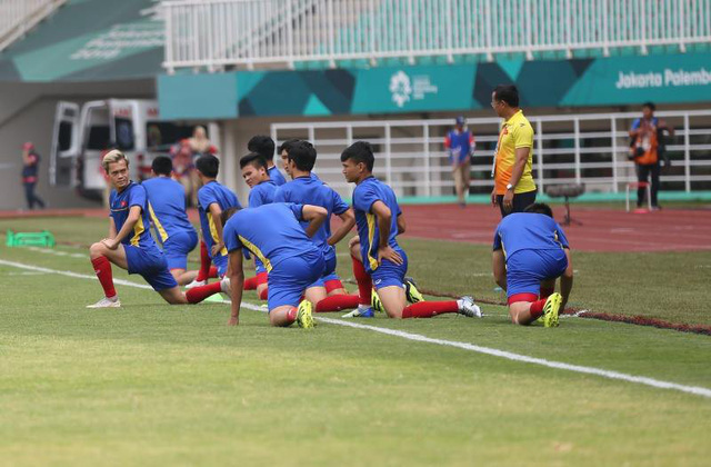 Các cầu thủ Olympic Việt Nam khởi động trước trận đấu