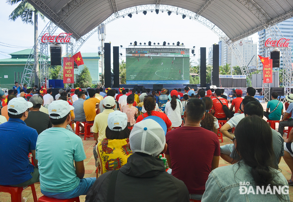 Người dân tập trung xem bóng đá tại Công viên biển Đông từ 14 giờ. Ảnh: XUÂN SƠN