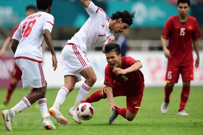 Pha tranh bóng giữa tiền đạo Olympic UAE Ahmad Alhashmi (số 7) với tiền vệ Nguyễn Quang Hải (số 19) trong trận đấu tranh huy chương đồng môn bóng đá nam tại ASIAD 2018 ở Bogor, Indonesia ngày 1/9. (Ảnh: AFP/TTXVN)