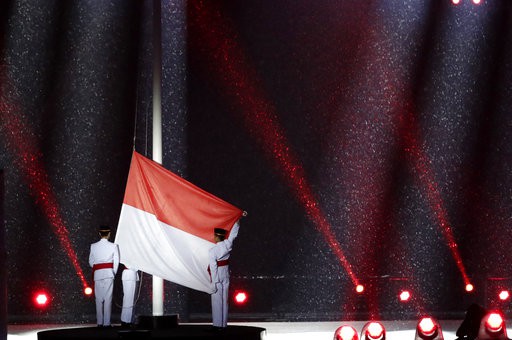 Cử hành quốc kỳ Indonesia ở buỗi đầu của lễ bế mạc.