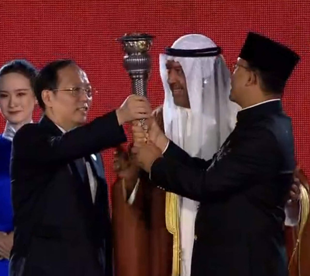 Đuốc Asiad được trao cho đại diện của Trung Quốc, nước chủ nhà của Asiad 2022