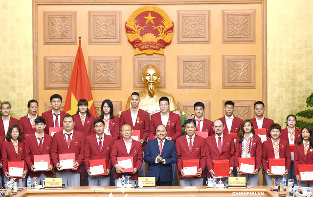 Thủ tướng tặng quà chúc mừng thành tích của các HLV, VĐV đoàn thể thao Việt Nam tham dự ASIAD