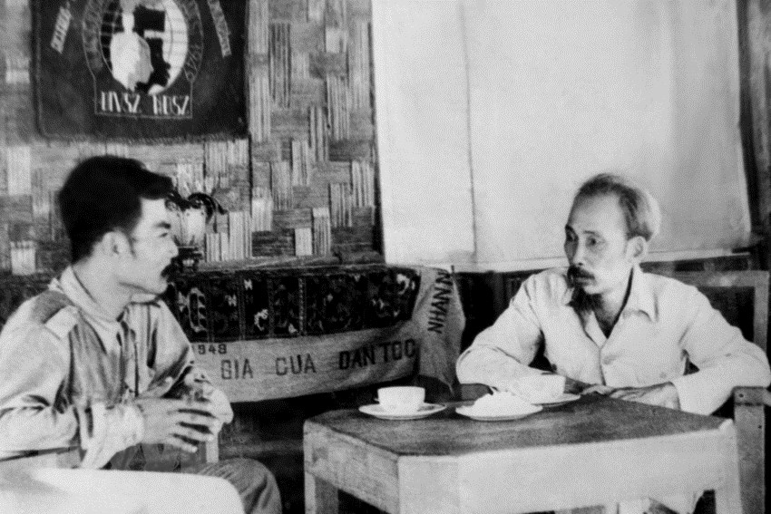 Chủ tịch Hồ Chí Minh tiếp Chủ tịch Souphanouvong tại chiến khu Việt Bắc năm 1958. (Ảnh: Tư liệu TTXVN)