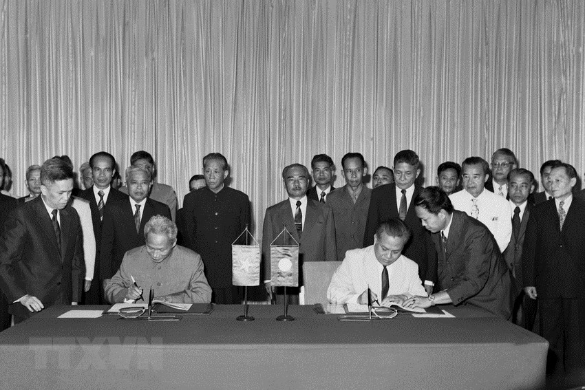 Ngày 18-7-1977, tại thủ đô Vientiane, đồng chí Phạm Văn Đồng, Thủ tướng Chính phủ Việt Nam và đồng chí Kaysone Phomvihane, Thủ tướng Chính phủ Lào ký Hiệp ước Hữu nghị và Hợp tác giữa hai nước Việt Nam và Lào. (Ảnh: Văn Bảo/TTXVN)