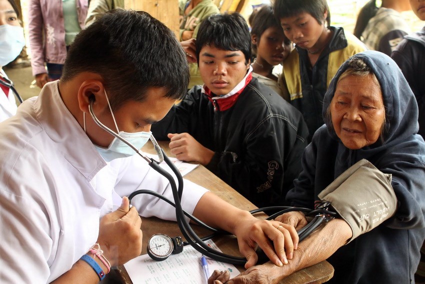 Lực lượng y, bác sỹ tình nguyện Thành phố Hồ Chí Minh khám chữa bệnh cho bà con nghèo bản Tăng Dơi (huyện Đăk Chưng, tỉnh Sekong, Lào. (Ảnh: Thanh Vũ/TTXVN)