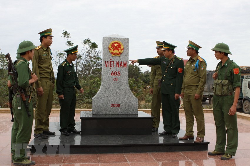 Bộ đội biên phòng hai nước tại cột mốc biên giới 605 trên biên giới Việt Lào (Cửa khẩu Lao Bảo, Hướng Hóa, Quảng Trị). (Ảnh: Anh Tôn/TTXVN)