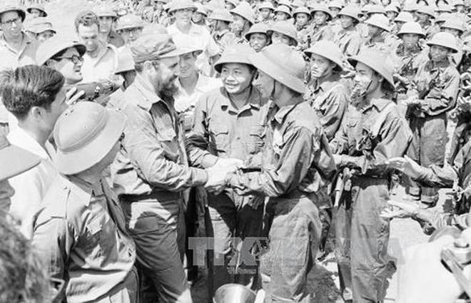 Lãnh tụ Cuba Fidel Castro gặp gỡ các chiến sỹ trong đoàn Khe Sanh Quân giải phóng Trị Thiên-Huế. (Ảnh Tư liệu TTXVN)