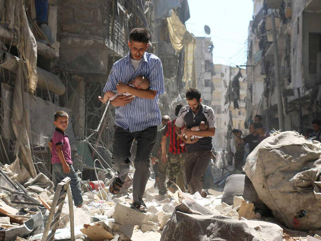 Cảnh tượng đổ nát tại một khu vực ở Syria sau khi bị ném bom (Ảnh: AFP)