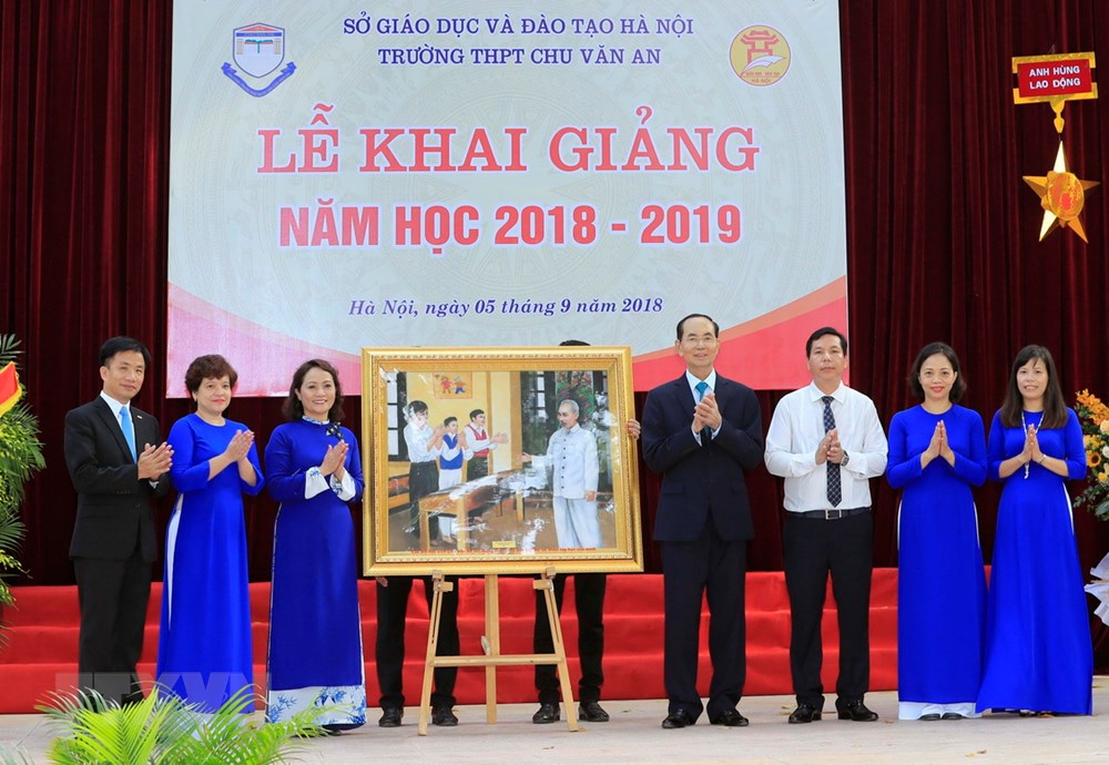 Chủ tịch nước Trần Đại Quang tặng nhà trường bức tranh 