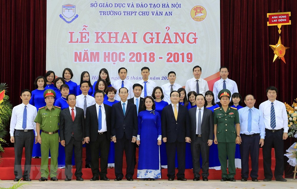Chủ tịch nước Trần Đại Quang chụp ảnh chung cùng các đại biểu và cán bộ, giáo viên trường Trung học phổ thông Chu Văn An. (Ảnh: Nhan Sáng/TTXVN)