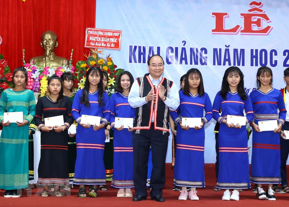 Thủ tướng Nguyễn Xuân Phúc tặng quà cho học sinh Trường Phổ thông Dân tộc nội trú huyện Tu Mơ Rông, tỉnh Kon Tum. (Ảnh: Thống Nhất/TTXVN)