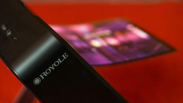 Chiếc smartphone siêu uốn cong của Royole khá nhẹ, với độ phân giải màn hình 200 - 300 pixel/inch.