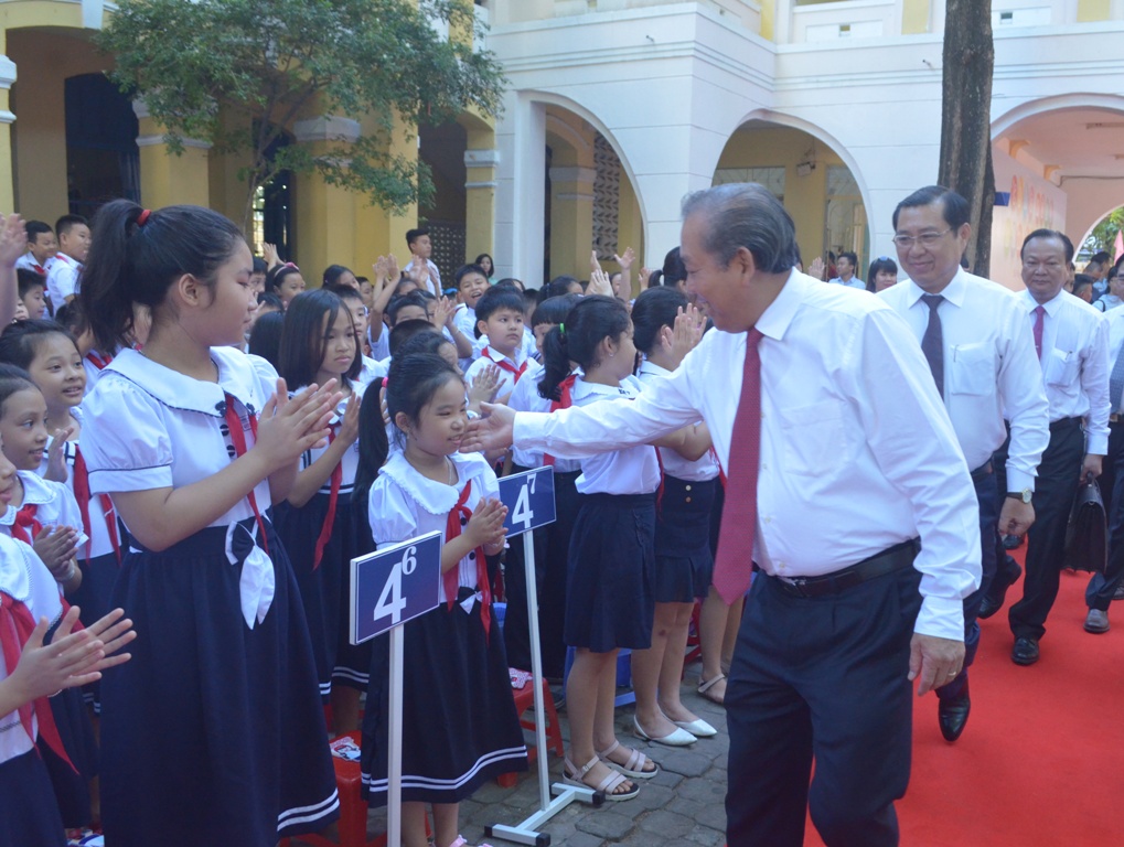 Permanent Deputy Prime Minister Truong Hoa Binh attending the new school year ceremony at the Phu Dong Primary School