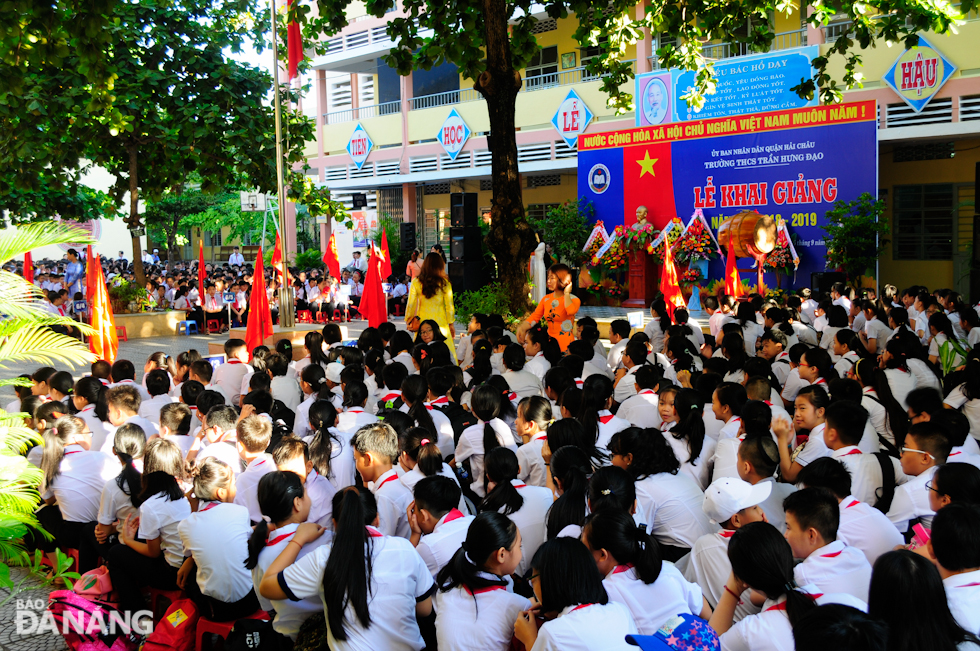  Solemn atmosphere at the Tran Hung Dao Junior High School in Hai Chau District