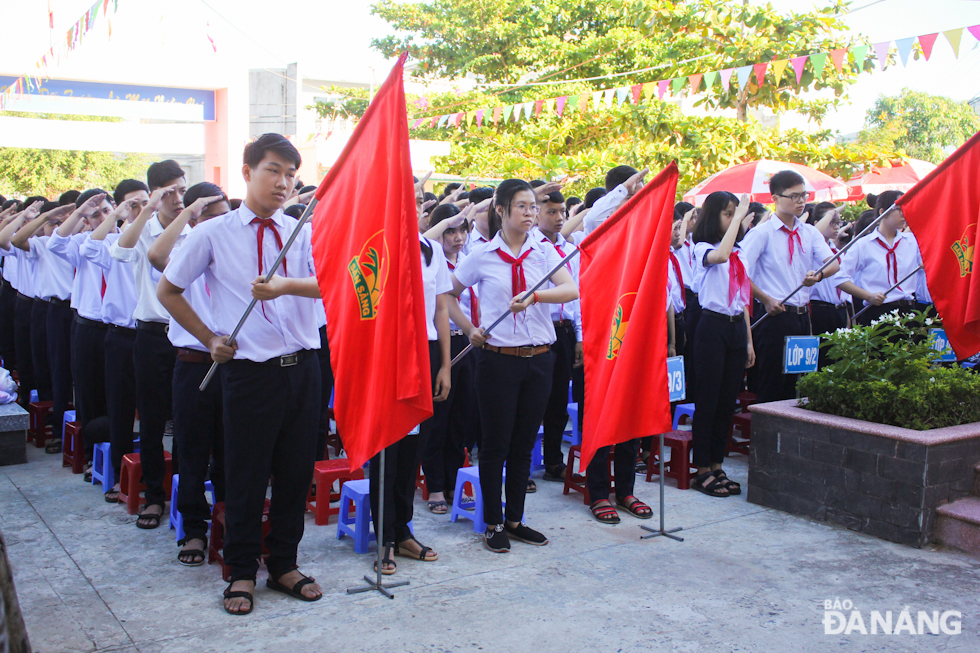 Pupils from the Hoang Sa Junior High School in Son Tra District welcoming the new academic year