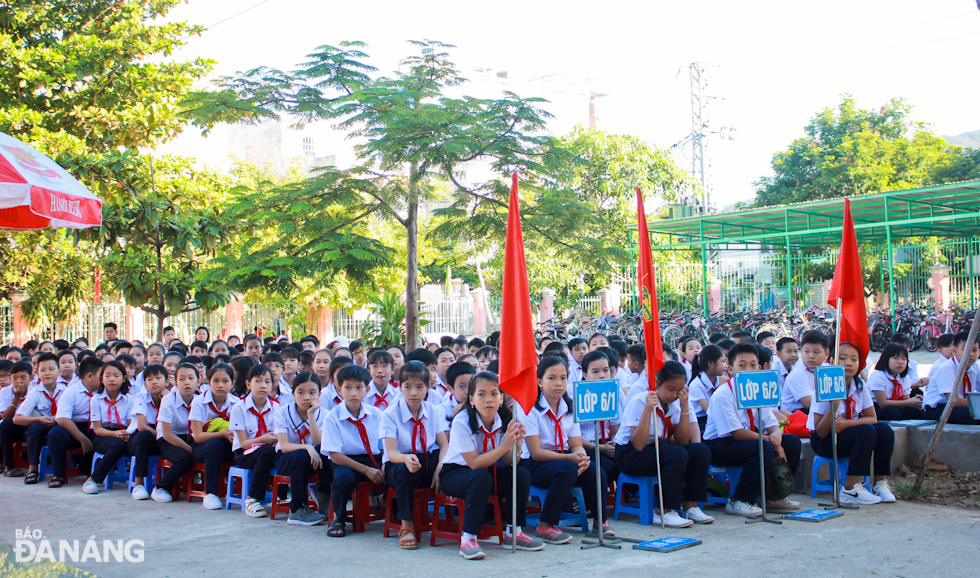 Named after Viet Nam’s Hoang Sa Archipelago, the school was founded in May 2016. The majority of its pupils are children of local fishermen or officers and men from the naval and border guard forces, and many of the school’s teachers are wives of naval soldiers on duty safeguarding the country’s sovereignty over its sea and islands.