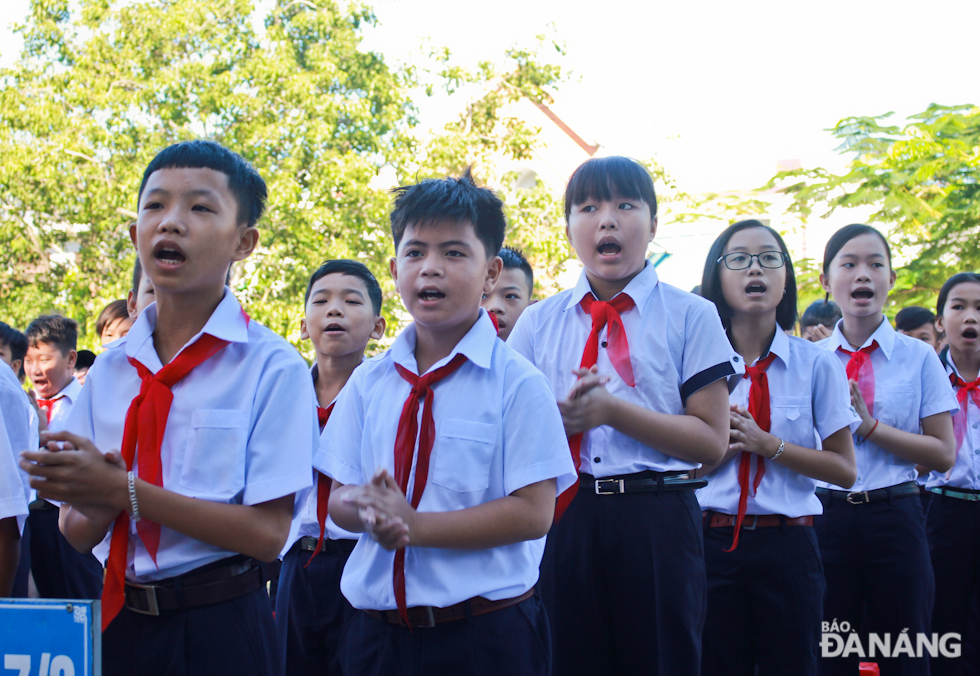  The pupils together singing a meaningful song, entitled ‘Hoang Sa - Ngoi Truong Ben Bo Bien’ (Hoang Sa - The School by the Sea), composed by a school teacher with the intention of inspiring younger generations to uphold their pride in the country’s sovereignty over its sea and islands.