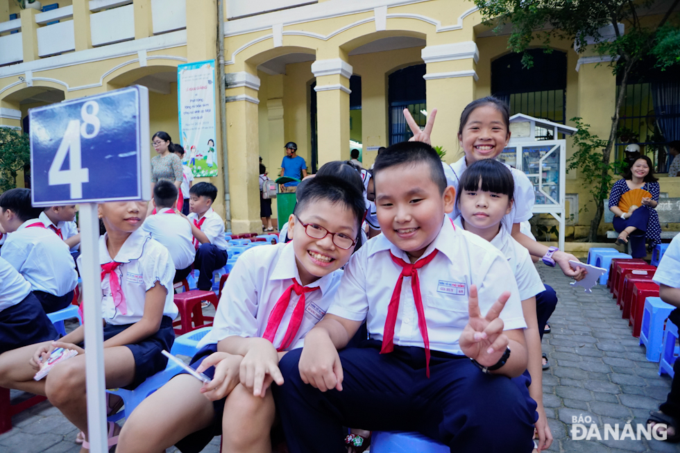  The Phu Dong school’s pupils showing their smiley faces whilst enjoying the joyful atmosphere at the new academic year welcoming ceremony 