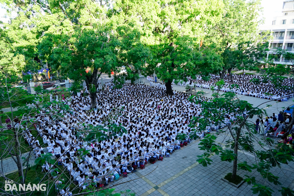  An impressive view of the new school year ceremony at the Phan Chau Trinh school