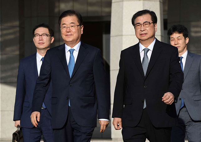 Đặc phái viên Chung Eui-yong (trái, hàng trước) và Giám đốc Cơ quan Tình báo quốc gia Hàn Quốc Suh Hoon (phải, hàng trước) cùng các thành viên trong phái đoàn đến Bình Nhưỡng ngày 5-9. Ảnh: AP