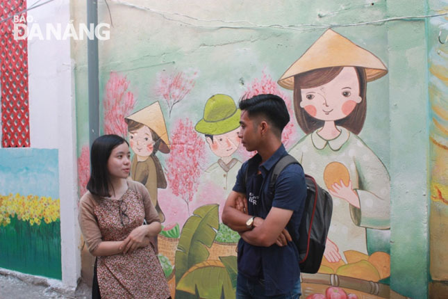 Du lịch hiện là một lĩnh vực tiềm năng cho các dự án khởi nghiệp Đà Nẵng.   Trong ảnh: Hẻm bích họa Fresco - một dự án khởi nghiệp du lịch của thành phố.