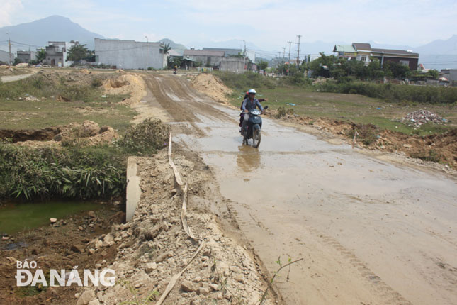 Người dân đề nghị sớm xây dựng cầu hoặc đường trên cống kiên cố thay các tuyến đường tạm nối từ các khu tái định cư tại xã Hòa Liên với đường Nguyễn Tất Thành nối dài.