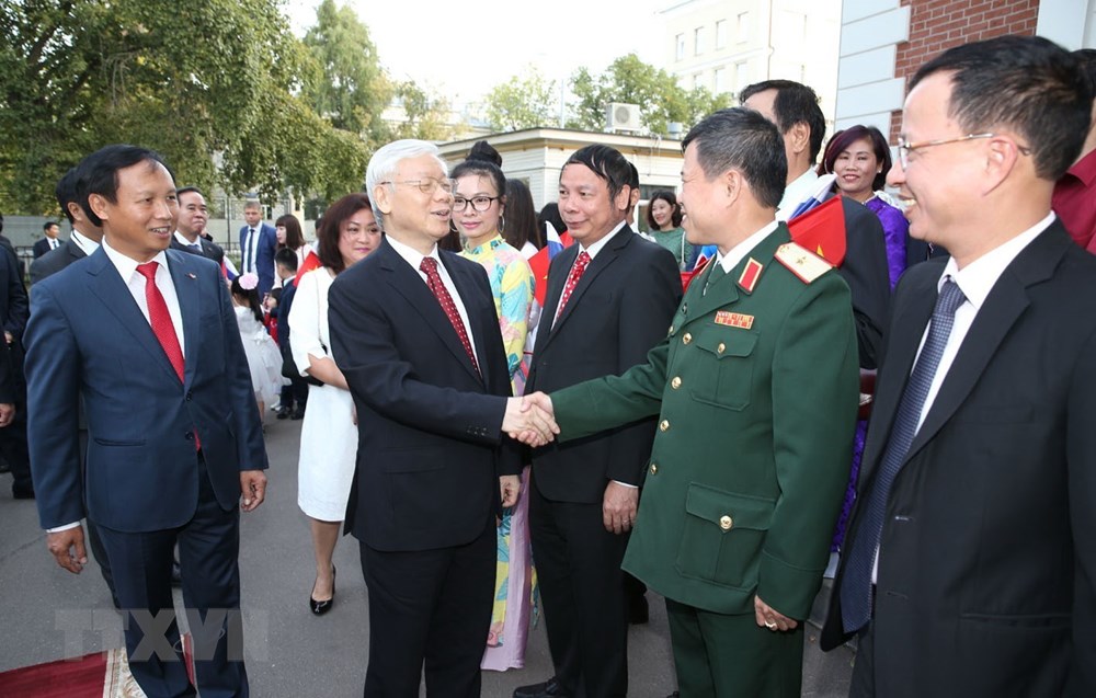 Cán bộ, nhân viên Đại sứ quán Việt Nam và đại diện cộng đồng người Việt Nam tại Liên bang Nga đón Tổng Bí thư Nguyễn Phú Trọng. (Ảnh: Trí Dũng/TTXVN)