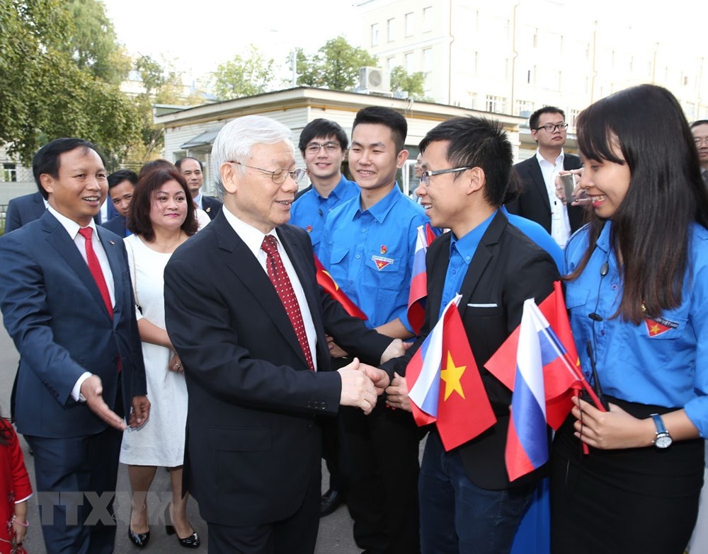 Cán bộ, nhân viên Đại sứ quán Việt Nam và đại diện cộng đồng người Việt Nam tại Liên bang Nga đón Tổng Bí thư Nguyễn Phú Trọng. (Ảnh: Trí Dũng/TTXVN)