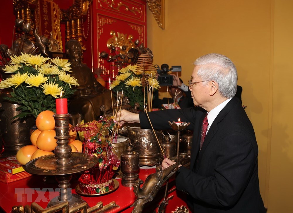 Tổng Bí thư Nguyễn Phú Trọng thắp hương tại bàn thờ Bác Hồ. (Ảnh: Trí Dũng/TTXVN)