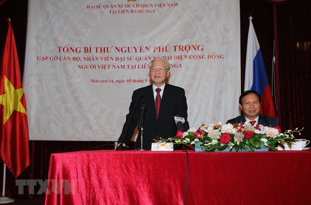 Tổng Bí thư Nguyễn Phú Trọng nói chuyện với cán bộ, nhân viên Đại sứ quán Việt Nam và đại diện cộng đồng người Việt Nam tại Liên bang Nga. (Ảnh: Trí Dũng/TTXVN)