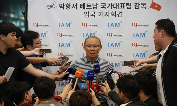 HLV Park Hang-seo được săn đón tại sân bay, ngay khi đặt chân xuống Incheon . Ông là một trong những nhân vật thể thao được quan tâm lớn tại Hàn Quốc lúc này. Ảnh: Newsis.