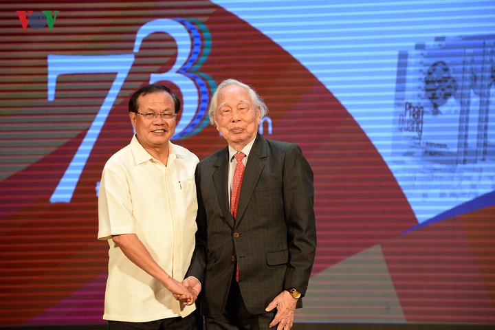 Ông Phạm Quang Nghị, nguyên Ủy viên Bộ Chính trị, nguyên Bí thư Thành ủy Hà Nội, nguyên Bộ trưởng Bộ Văn hóa Thông tin chúc mừng nhà báo Phan Quang tròn 90 tuổi.