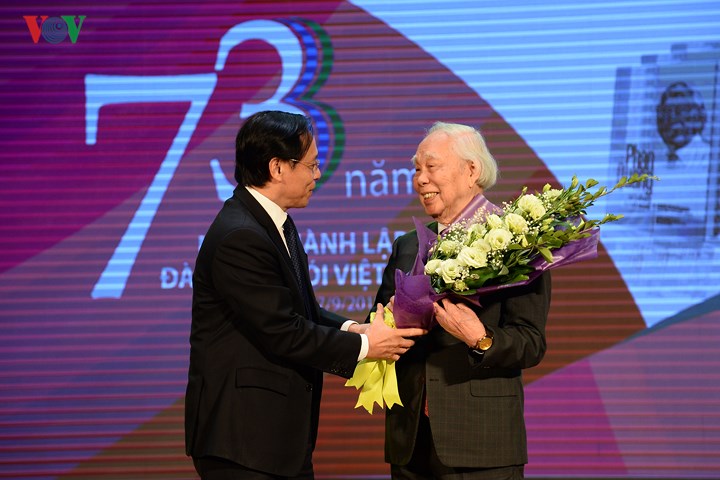   Ông Trương Ngọc Nam, Giám đốc Học viện Báo chí và Tuyên truyền tặng hoa nhà báo Phan Quang.