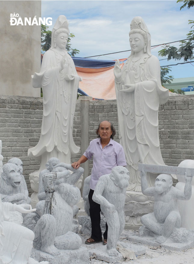 Ông Nguyễn Việt Minh với nhóm tượng do ông chế tác và hướng dẫn thợ thực hiện.
