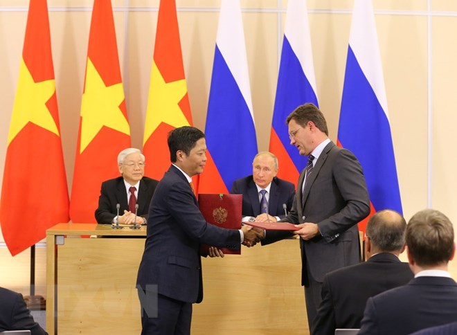 Lễ ký Bản ghi nhớ giữa Bộ Công thương Việt Nam và Bộ Năng lượng Liên bang Nga về hợp tác và cung cấp khí tự nhiên hóa lỏng và phát triển nhiệt điện khí tại Việt Nam. (Ảnh: Trí Dũng/TTXVN)