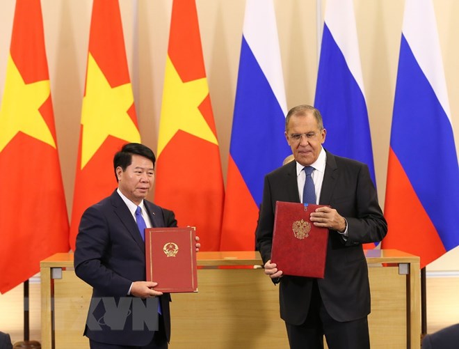 Thứ trưởng Bộ Công an Bùi Văn Nam (bên trái) và Bộ trưởng Ngoại giao Nga Sergei Lavrov ký Hiệp định giữa Chính phủ hai nước về hợp tác trong lĩnh vực bảo đảm an ninh thông tin quốc tế. (Ảnh: Trí Dũng/TTXVN)