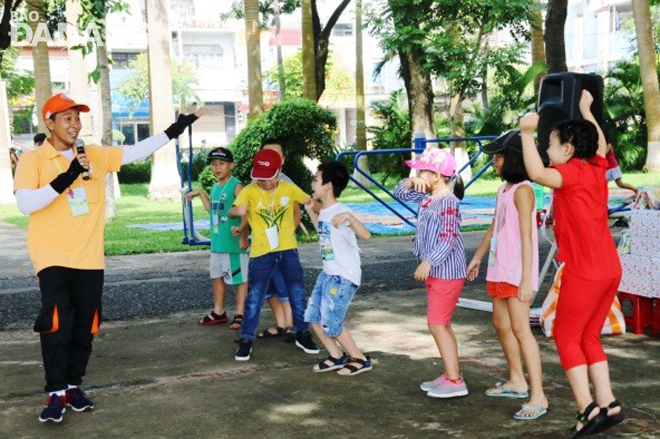 Việc vận động và tham gia các trò chơi nhóm giúp các em tự tin hơn.