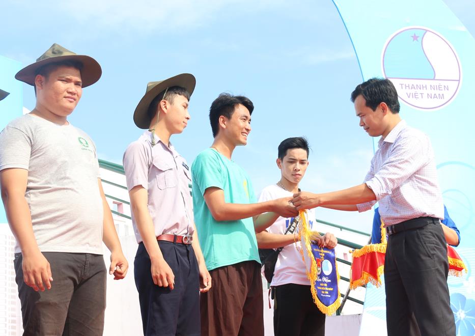 Anh Nguyễn Duy Minh, Bí thư Thành Đoàn Đà Nẵng trao cờ cho các đơn vị tham gia ngày hội.