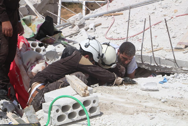 Hình ảnh do tổ chức Mũ Bảo hiểm Trắng công bố ghi lại cảnh giải cứu một người dân bị mắc kẹt trong đống đổ nát sau các trận không kích tại Idlib ngày 8/9 (Ảnh: Twitter)