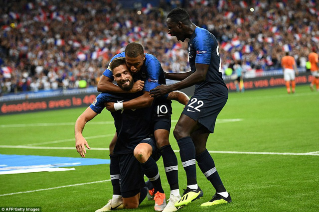 Các cầu thủ Pháp chia vui với Giroud sau khi tiền đạo số 9 ghi bàn
