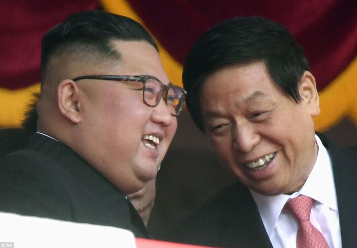 Nhà lãnh đạo Triều Tiên tươi cười trò chuyện với ông Lật Chiến Thư - Ủy viên trưởng Ủy ban Thường vụ Đại hội Đại biểu nhân dân toàn quốc (Quốc hội) tại lễ duyệt binh. Ảnh: AP.