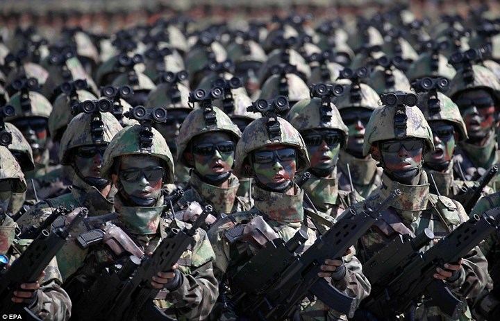 Lính đặc công Triều Tiên có bộ quân phục ngụy trang của riêng mình, mang theo súng trường tấn công. Ảnh: EPA.